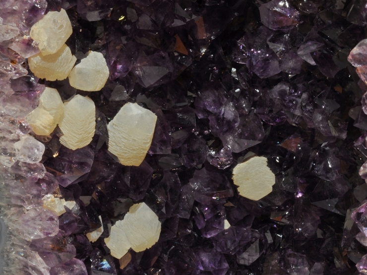 Аметист, кальцит (жеода) Аметист, кальцит (жеода)